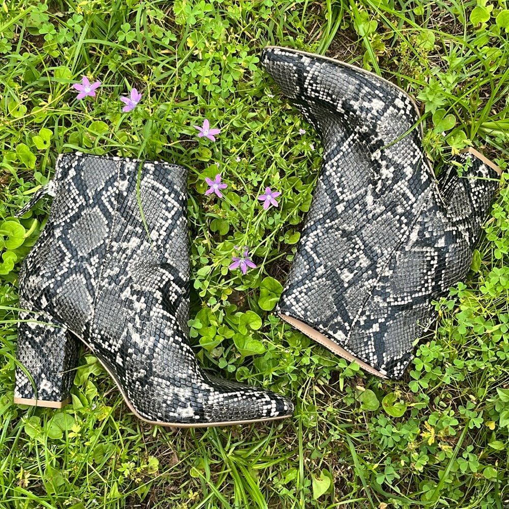 Steve Madden Retrograde Faux Snakeskin Booties Boots Size7 Grey/Black Block Heel